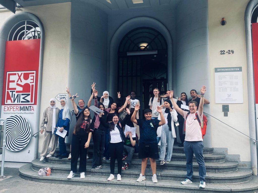 Schülerinnen und Schüler der Dalberg Mittelschule beim Experiminta-Besuch
