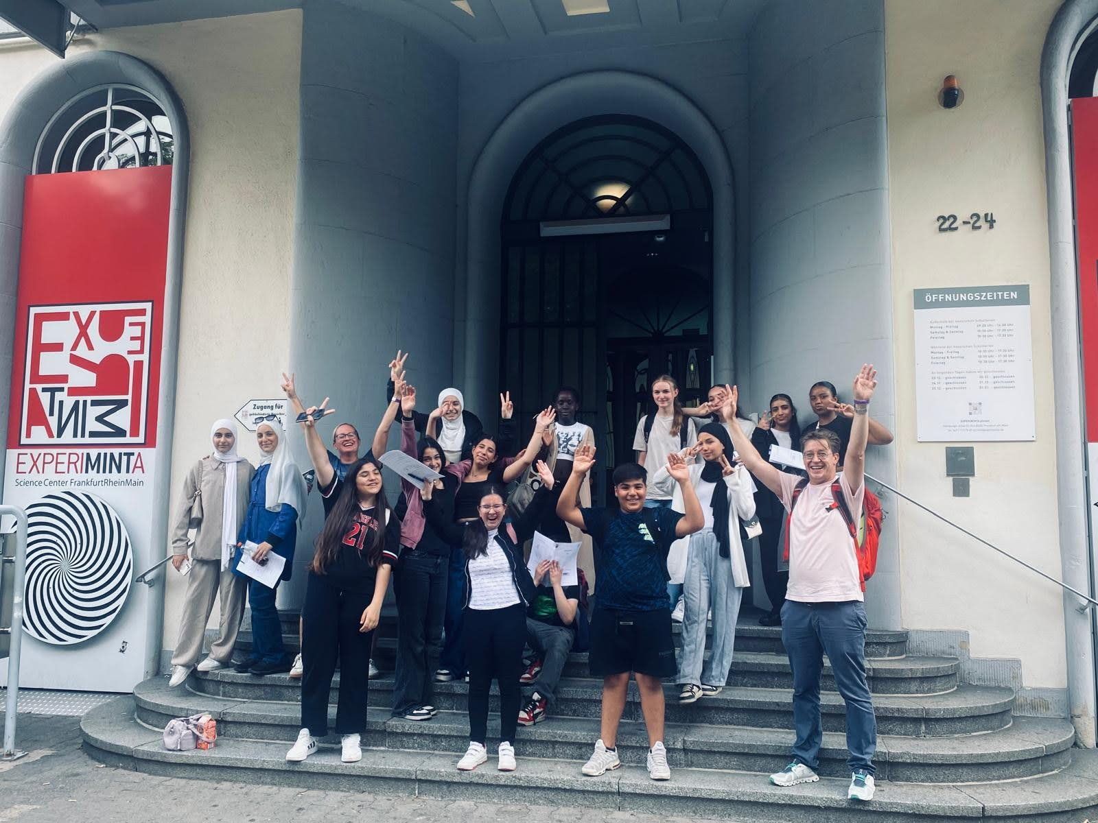 Schülerinnen und Schüler der Dalberg Mittelschule beim Experiminta-Besuch